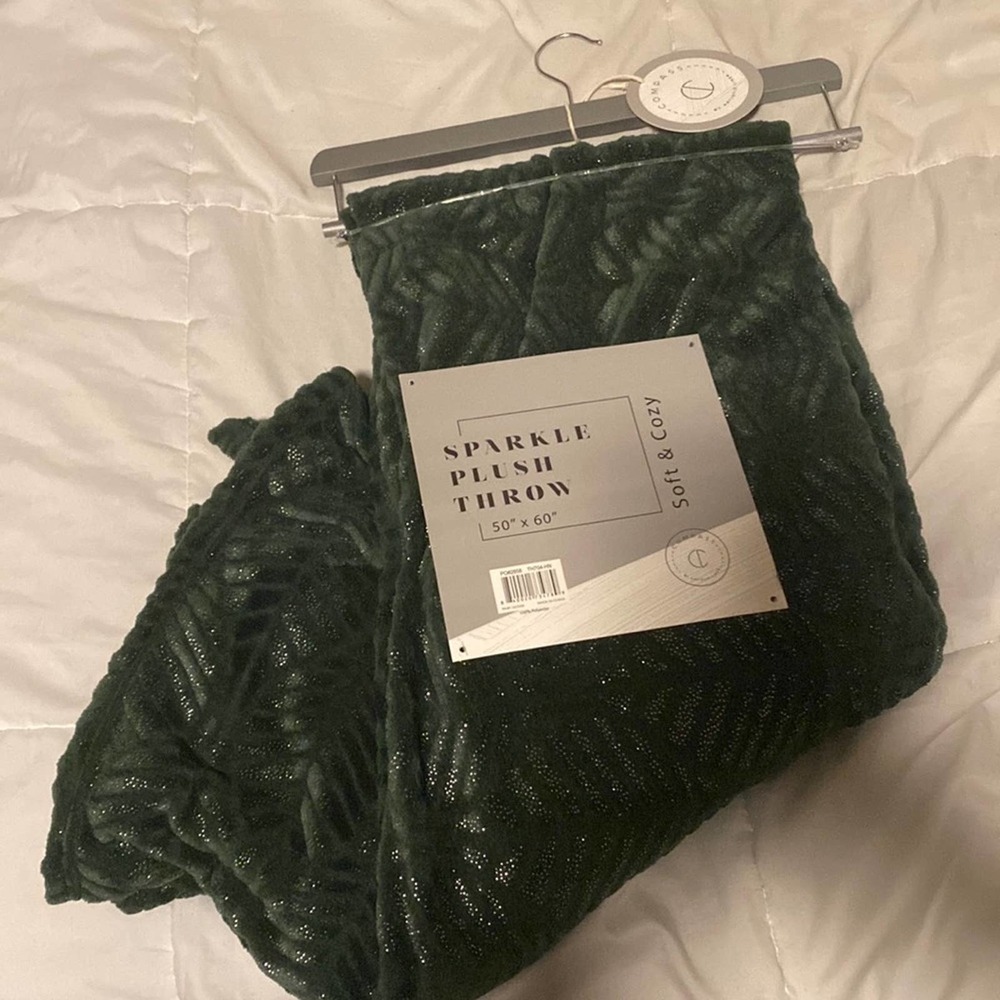 🎄🎁 Compass Sparkle Plush Throw Soft & Cozy 50” x 60”
